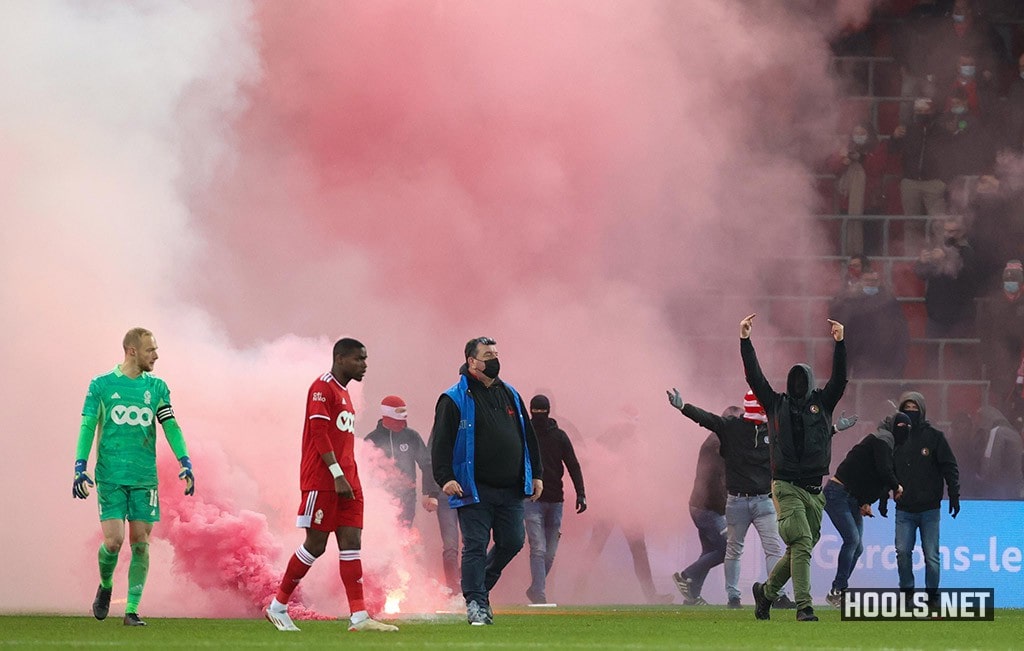 Standard Liege v Anderlecht abandoned due to flare throwing!