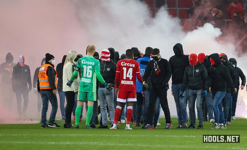 Standard Liege v Anderlecht abandoned because of flares & smoke
