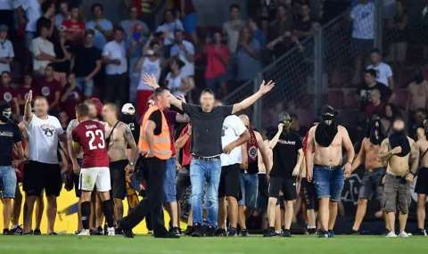 Sparta Prague hools invade pitch during Europa League match