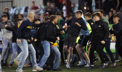 Dundalk and Drogheda United fans fight on pitch after final whistle